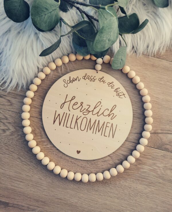 Holztürschild mit Perlenkranz